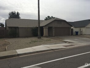 Building Photo - 3 bed 2 bath POOL Home!