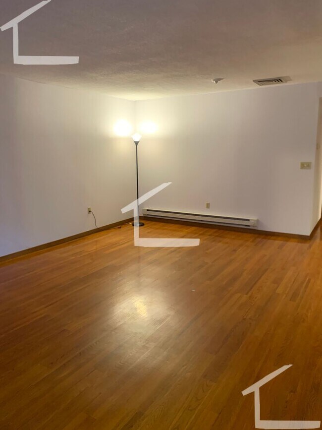 Building Photo - Coolidge Corner 1-Bed with Laundry in Unit...