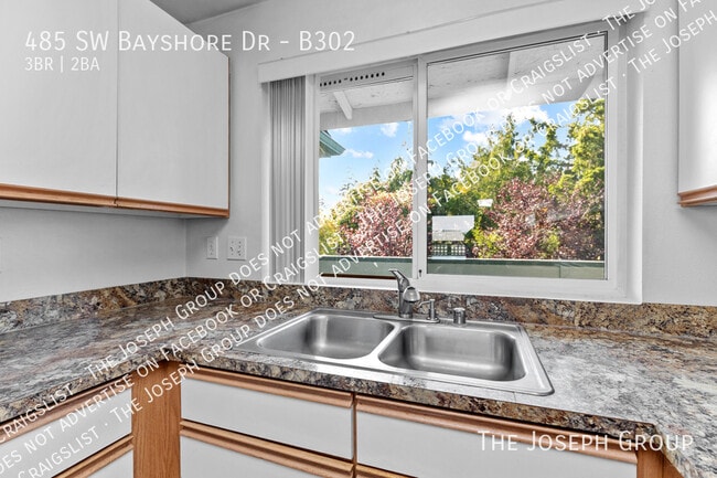 Building Photo - 485 SW Bayshore Dr