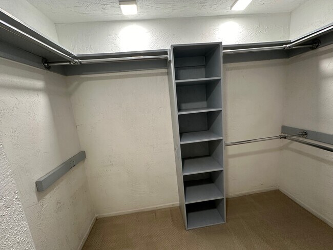 Building Photo - 19 Bronco Dr