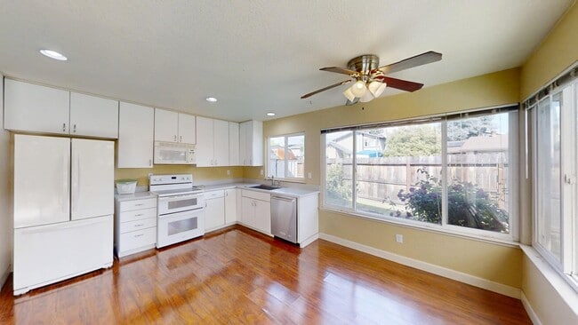 Building Photo - 6556 Mossview Way