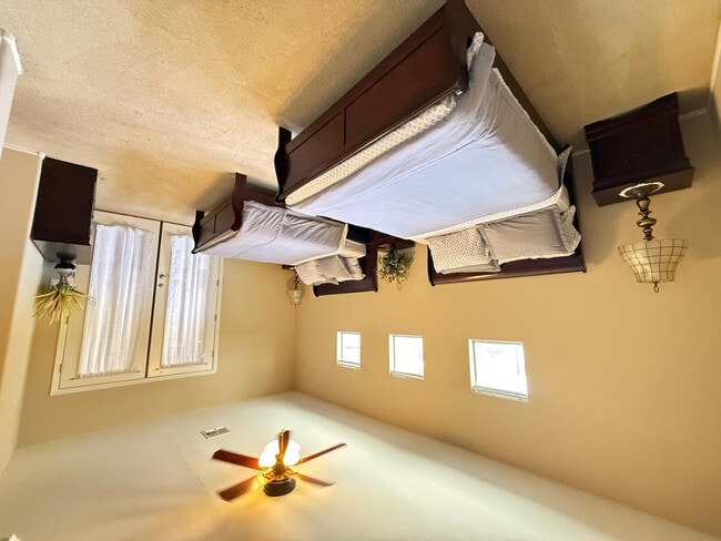 Building Photo - 1928 W Spur Dr