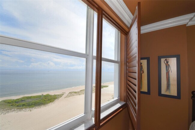 Building Photo - 1012 N Ocean Blvd