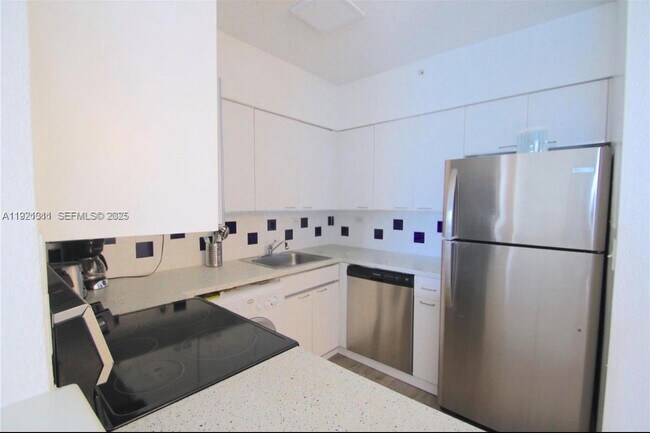 Building Photo - 1500 Bay Rd