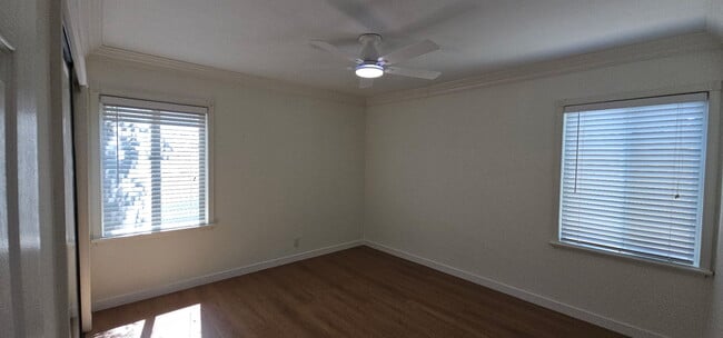 Building Photo - 449 S Doheny Dr