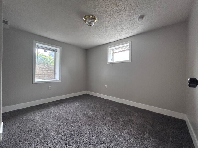 Building Photo - 4 Bed 2 Bath