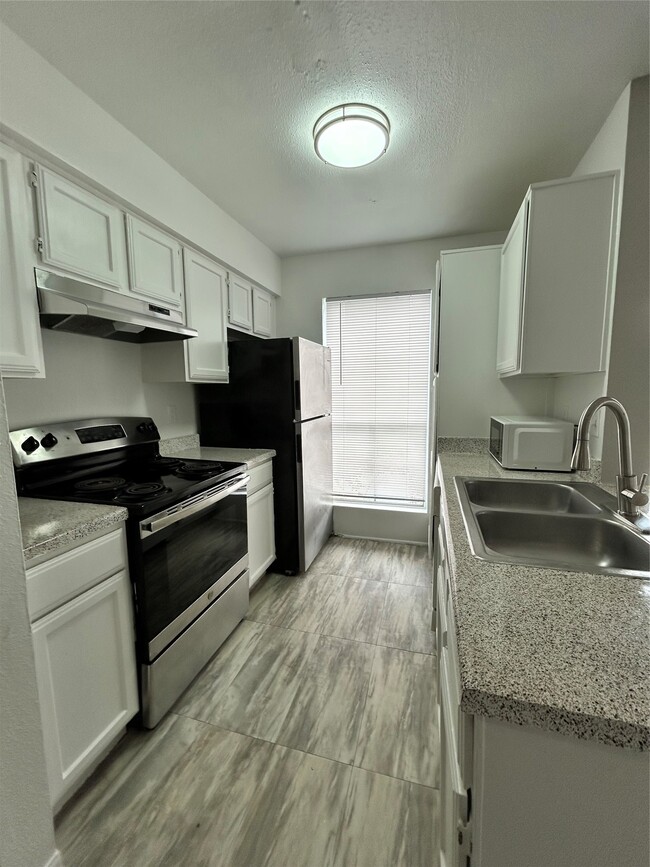 Building Photo - 3900 Woodchase Dr