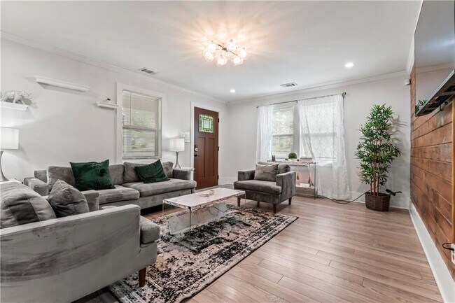 Building Photo - 1129 Graymont Dr SW