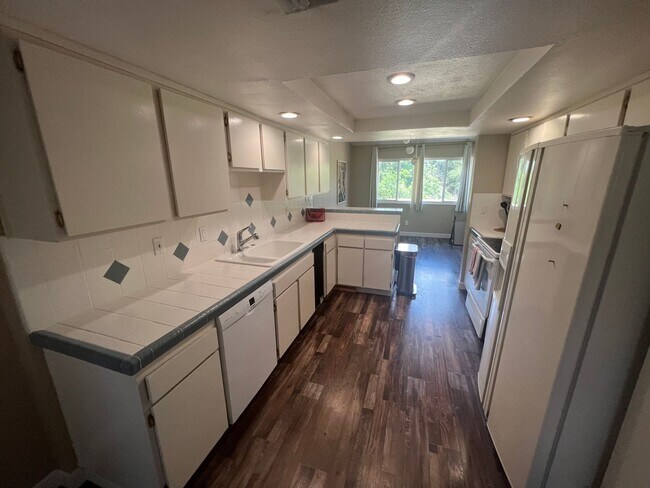 Building Photo - 3 Bed / 2.5 Bath | College Greens Townhome