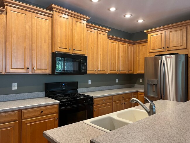Building Photo - Luxury 4 Bedroom, 3.5 Bath End Unit Townho...