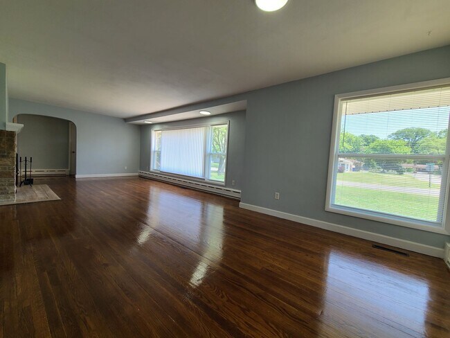 Building Photo - Spacious 4-Bed, 2-Bath Updated Home in Ben...