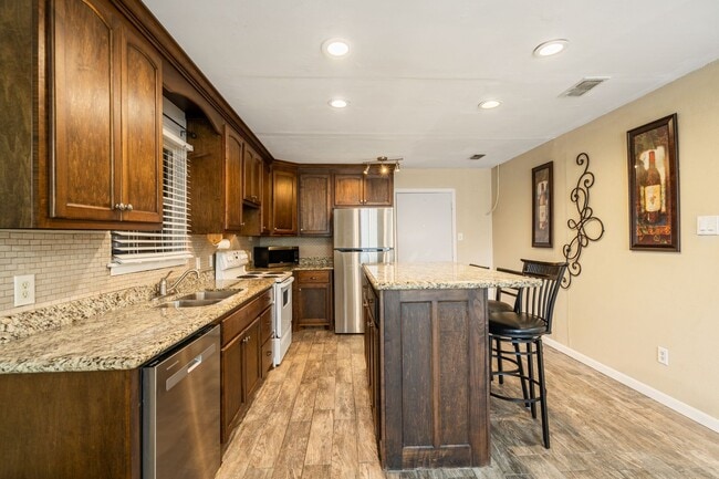 Building Photo - 104 Hackberry Ln