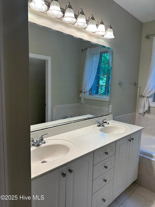 Building Photo - 8854 Plantation Landing Dr