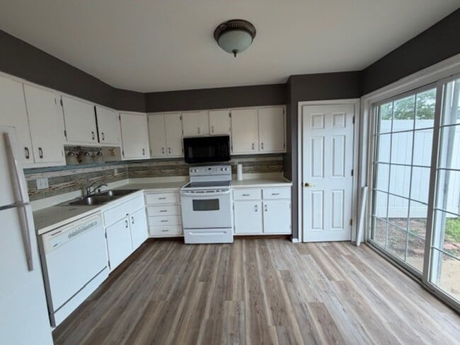 Building Photo - Spacious 3Bedroom / 1.5 Bath Available in Hazelwood
