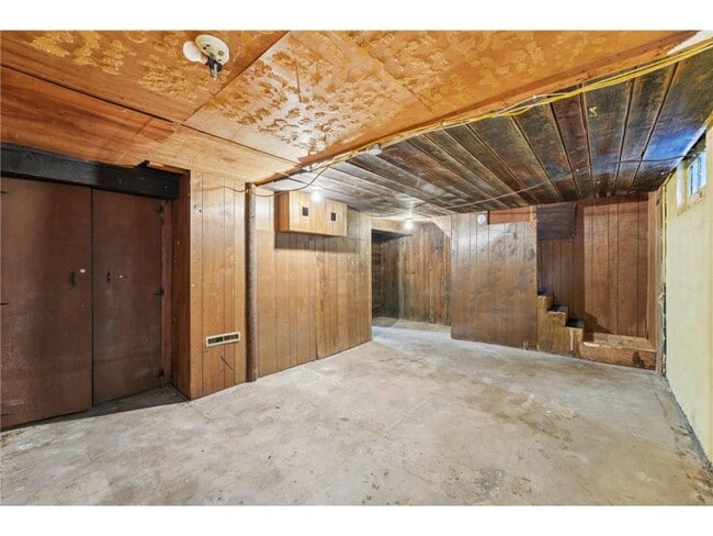 Building Photo - 661 Surrey Ave E