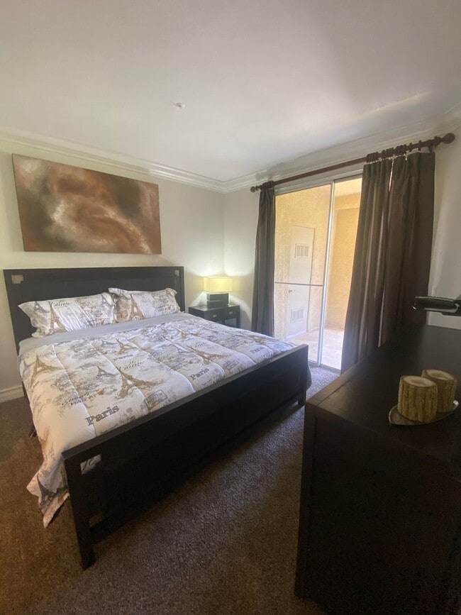 Building Photo - Amazing 2 bedroom furnished condo 1 block ...