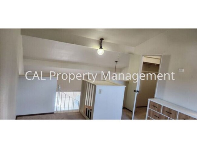 Building Photo - 1 Bed/ 1.5 Bath Condo!