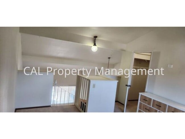Building Photo - 1 Bedroom 1.5 Bathroom Condo!