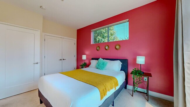 Building Photo - 573 Bedford St