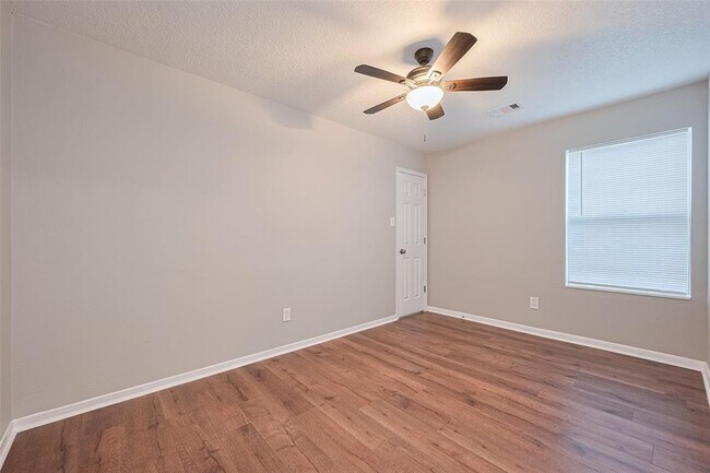 Building Photo - 12230 Hawthorne Hill Cir