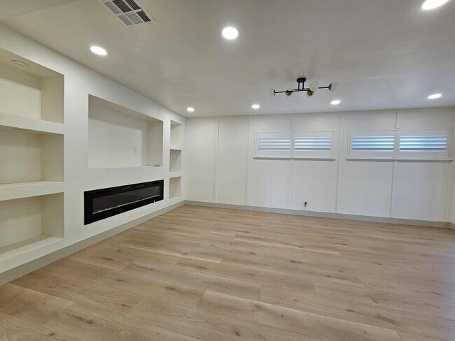 Building Photo - 114 S Emerald Pl