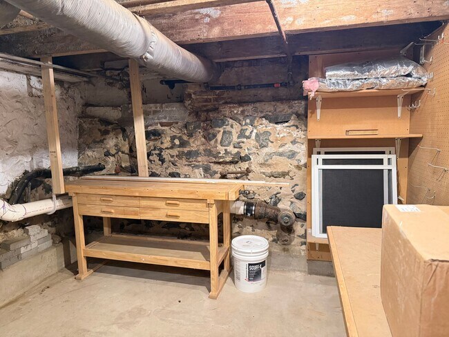 Building Photo - Beautifully Renovated 2 bedroom Tiny Home - End-of-Row Unit w/ Laundry!