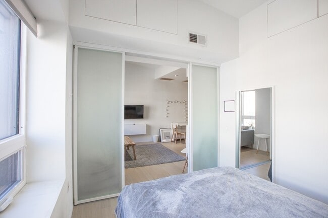 Building Photo - 2 Bed/2 Bath  Modern Condo in the Heart of Adams Morgan