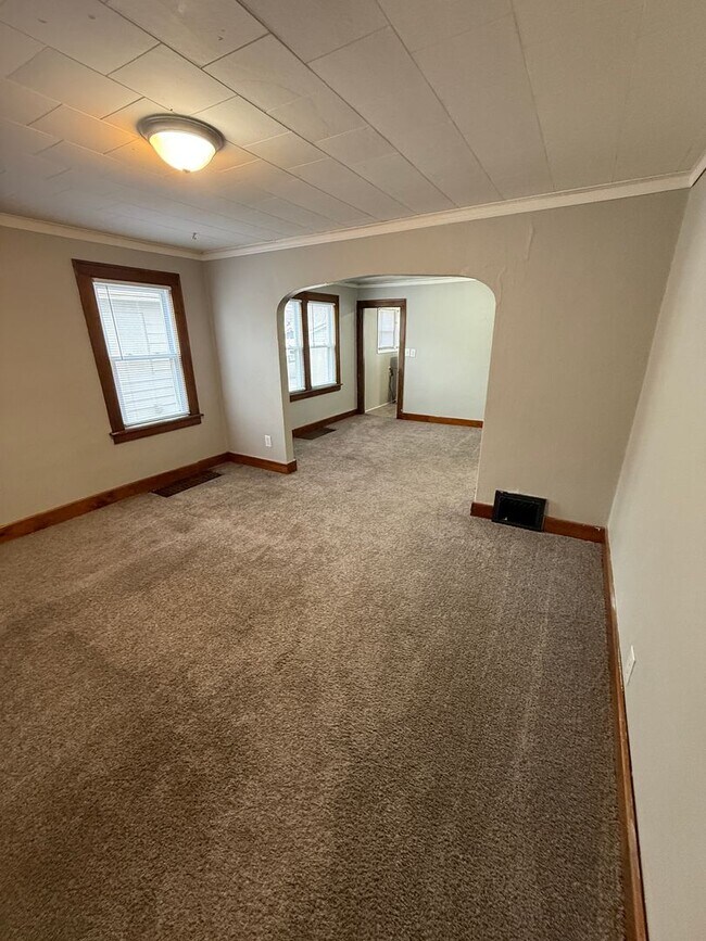 Building Photo - 3B / 1B home with over 1200 square feet!