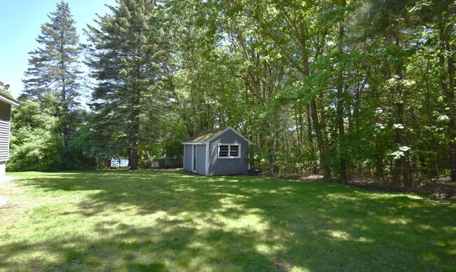 Building Photo - Impeccably maintained & updated 3 bedroom ...
