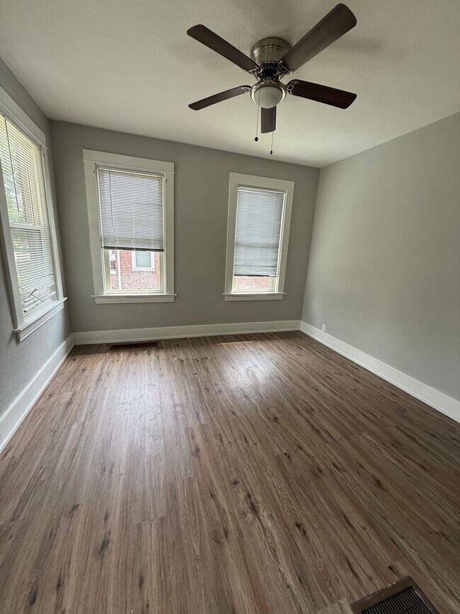 Building Photo - 452 N Whitelaw Ave