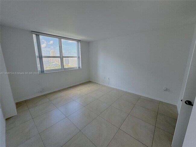 Building Photo - 1155 Brickell Bay Dr