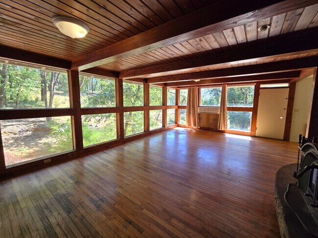 Building Photo - charming 3-bedroom, 2-bathroom home with l...