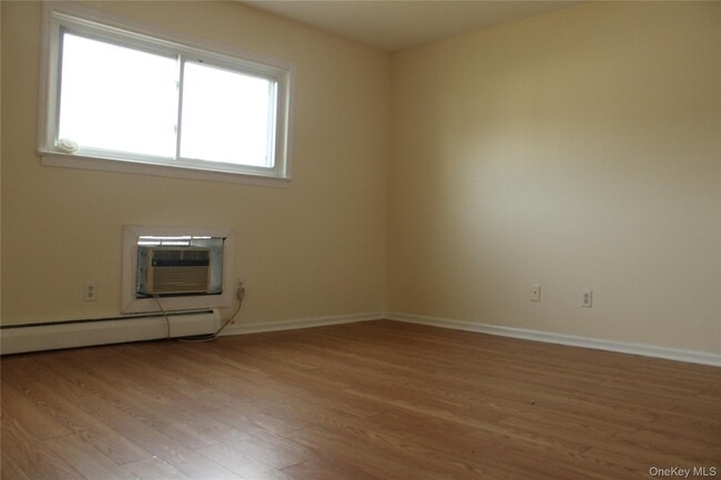 Building Photo - 1 Fishkill Glen Dr