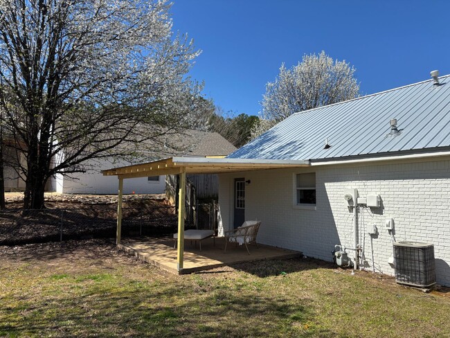 Building Photo - 2 Bedroom 2 Bath Townhome