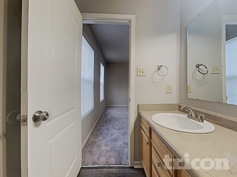 Building Photo - 1618 Howell Dr