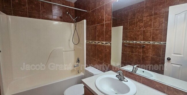 Building Photo - 3030 Devonwood Dr