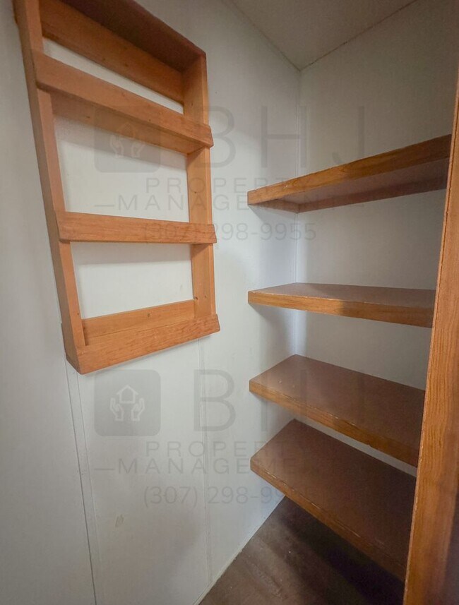 Building Photo - Dog Friendly, 3 Bed/ 2 Bath SFH