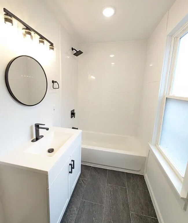 Building Photo - Charming 4 beds 3 baths in Cleveland!