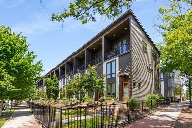 Building Photo - 449 Parkway Dr NE