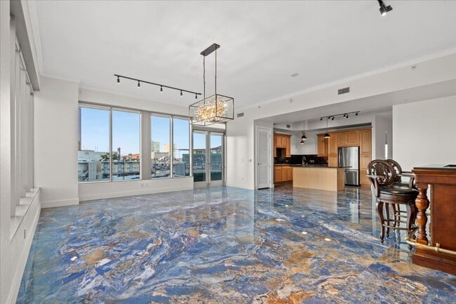 Building Photo - Fabulous Highrise Condo with Stripe Views!