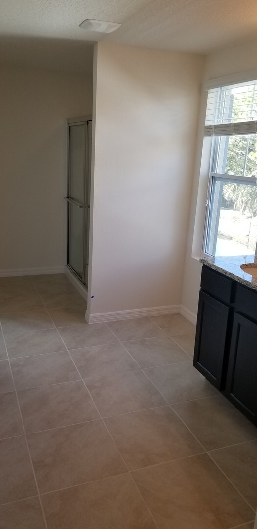 Building Photo - Like New 3/2.5 Port Orange Townhome Availa...