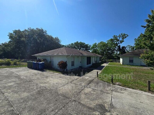 Building Photo - 1826 Lake Mariam Dr