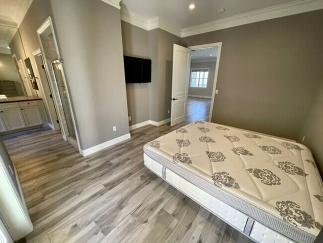 Building Photo - WONDERFULLY UPGRADED “GOLF VILLA” IN: GUAR...