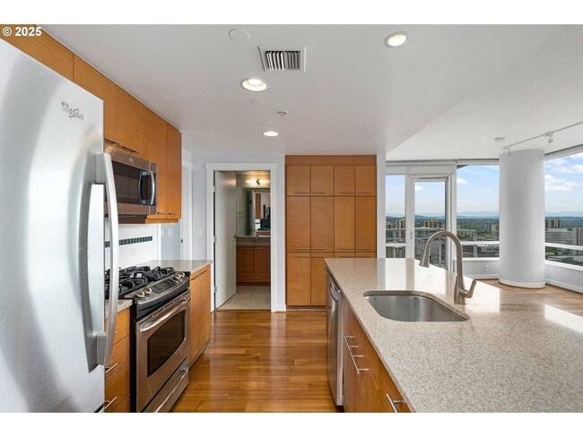 Building Photo - Modern 2-Bed/2-Bath Condo with Balcony & Prime Downtown Location