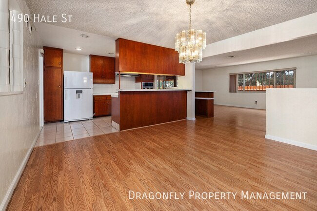 Building Photo - 490 Hale St
