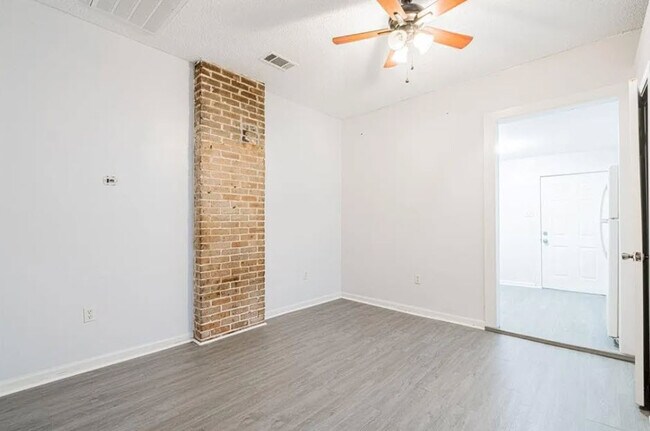 Building Photo - 1823 Clouet St