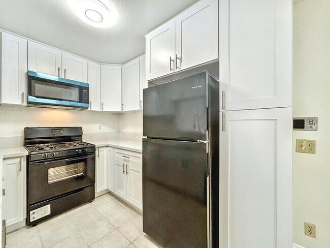 Building Photo - Lovely 2-Bed, 2-Bath Condo with Great Loca...