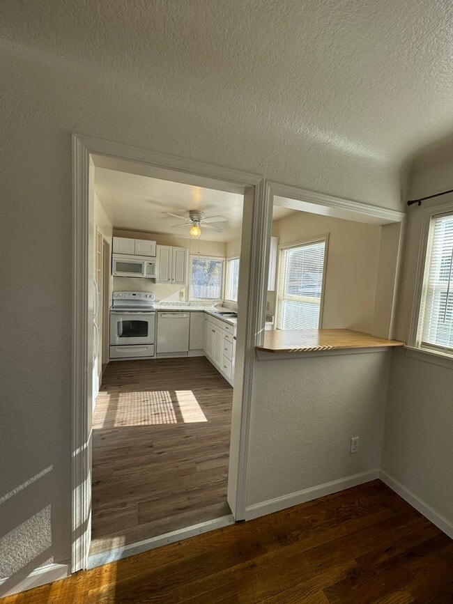 Building Photo - 915 Division St