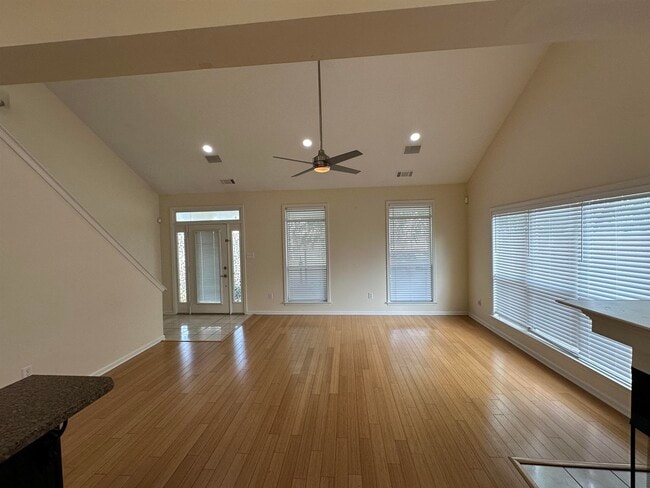 Building Photo - 1093 River Isle Dr