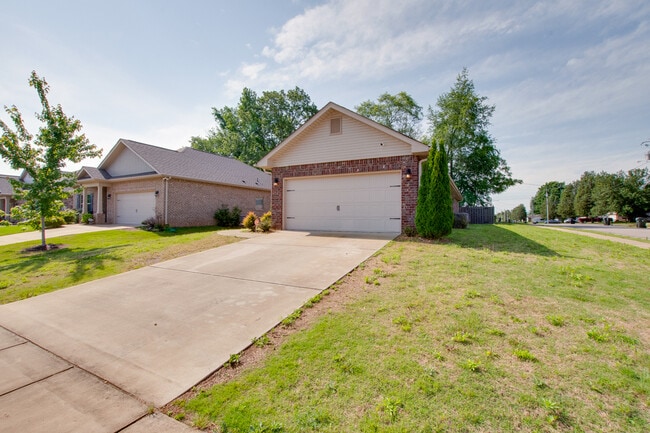 Building Photo - 150 Shrewsberry Dr